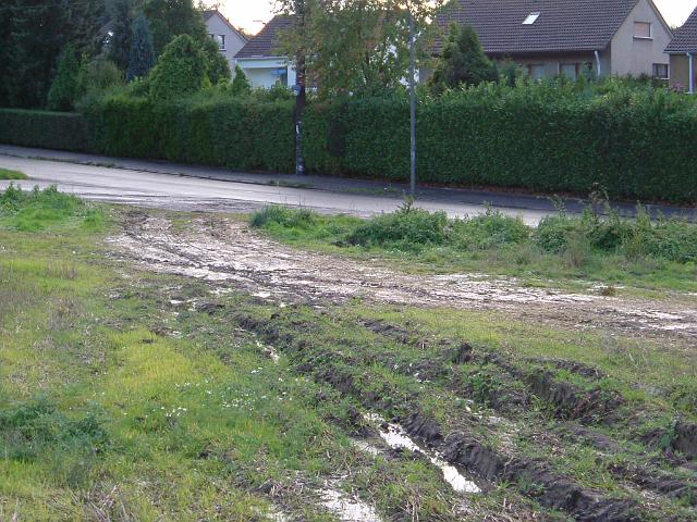 2004_0923_181006 (4).JPG - Fläche an der Ewald-Görshop-Straße Einmündung ehemaliger Salinger Weg